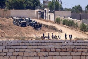 مستوطنون يهاجمون منزلًا فلسطينيًا ويحاصرون 7 أشخاص في الضفة الغربية